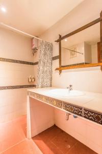 清盛经济型酒店的一间带水槽和镜子的浴室