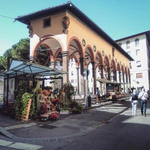 佛罗伦萨Affittacamere Medusa的前面有菜摊的建筑物