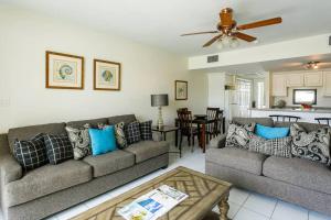 乔治敦Beach Living at Island Pine Villas BLP的客厅配有两张沙发和一张桌子