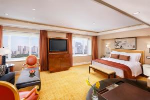 北京北京瑞吉酒店的酒店客房,配有床和电视