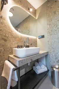 克拉科夫亚历山大酒店的一间带水槽和镜子的浴室