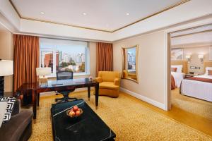 北京北京瑞吉酒店的酒店客房配有书桌和床。
