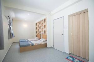 巴特沃思Peace Casa - Homely & Cosy的一间带一张床和一个衣柜的小卧室