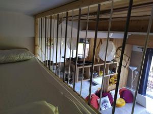莱鲁斯Studio cosy ambiance châlet的一间卧室配有一张床和一张婴儿床,另一间卧室配有一个房间