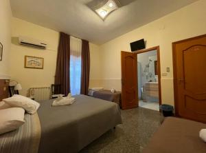 MelilliB&B Melibleo的酒店客房,设有两张床和镜子