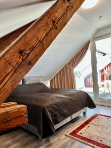 布雷根茨Wohnen über den Dächern von Bregenz的一间卧室设有一张床和一个大窗户