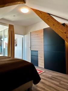 布雷根茨Wohnen über den Dächern von Bregenz的一间卧室设有一张床和木墙