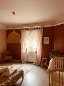 SalvagnacGîte Villa Blancal Location Vacances dans le Tarn 81的一间卧室设有一张床和一个窗口