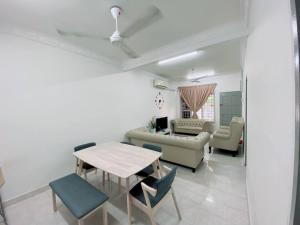 瓜拉丁加奴Homestay Murah Kuala Terengganu的客厅配有桌椅和沙发