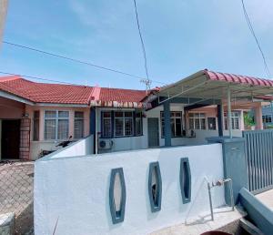 瓜拉丁加奴Homestay Murah Kuala Terengganu的房屋,设有三扇窗户