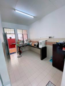 瓜拉丁加奴Homestay Murah Kuala Terengganu的客房内的厨房配有书桌
