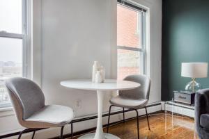 Well-located S Boston 1BR on E Broadway BOS-474的休息区