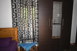 坎努尔Ben's Villa Kannur !的客厅配有橱柜和窗帘