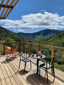 曼泰加什Casa Raposa Lodges - Terrace Mountain View的山景甲板上的桌椅