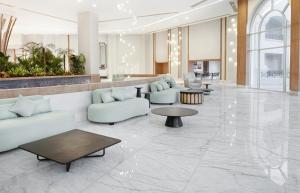 马特鲁港Cleopatra Luxury Resort Sidi Heneish - North Coast的大厅,设有沙发和桌子