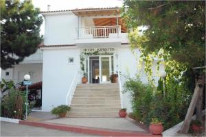 阿尔库季岛Kipriotis Hotel的白色的建筑,设有楼梯和阳台
