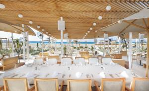 马特鲁港Cleopatra Luxury Resort Sidi Heneish - North Coast的餐厅里一张白色的大桌子和椅子