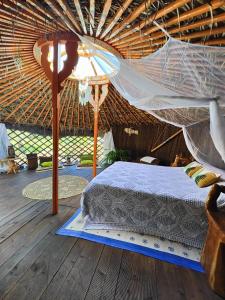 拉梅特拉·德·玛尔Yurta Bora Bora的一张位于带蚊帐的房间内的床铺