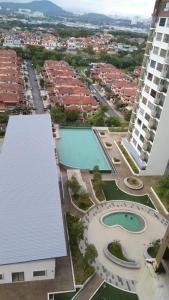 双溪毛糯Sg Buloh Cozy Apartment WiFi & Netflix (Rahman Putra) (6pax)的享有度假胜地的空中景致,设有2个游泳池