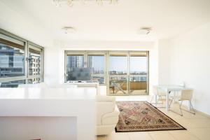 阿什杜德Luxury Apartments Blue Wave的享有城市美景的白色客厅