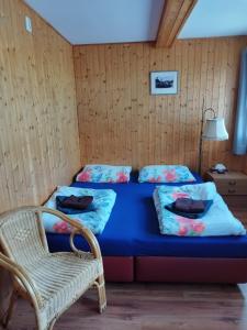 Penzion Sportka的一间卧室配有蓝色的床和椅子