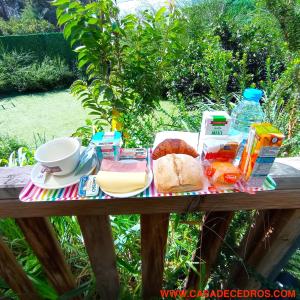 塞图巴尔Casa de cedros的一张野餐桌,上面放着一盘食物和饮料