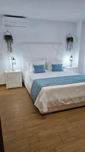 São Pedro da CadeiraSeabreeze- Vista Mar-Vivenda Privada-Near Ericeira的一间卧室配有一张带蓝色枕头的大床