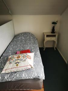 科尔波Guesthouse Siskonpeti的小卧室配有带枕头的床