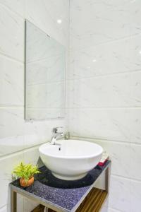 岘港Annie Danang Hotel & Apartment的白色的浴室设有水槽和镜子