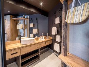 伊特尔KRAFTalm的一间带水槽和大镜子的浴室