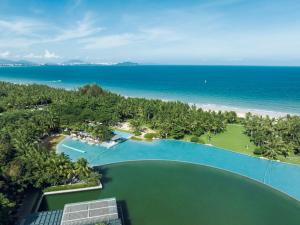 三亚三亚艾迪逊酒店的享有带游泳池和海洋的度假村的空中景致