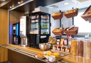 戛纳B&B HOTEL Cannes La Bocca Plage的一间咖啡厅,内设一个出售食品和饮料的柜台