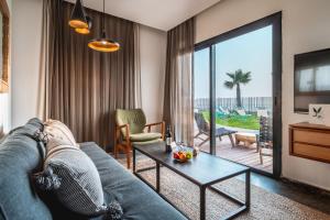 纳哈里亚Sea Life Nahariya BY Jacob Hotels的客厅配有沙发和桌子