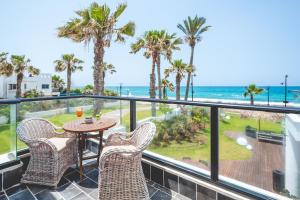 纳哈里亚Sea Life Nahariya BY Jacob Hotels的一个带桌椅的海景阳台