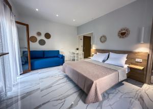 帕拉利亚狄奥尼索MIRA LUXURY APARTMENTS的一间卧室配有蓝色的床和蓝色的沙发