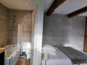 贝尔米斯尼尔Clos Masure的一间卧室配有一张床、一个浴缸和一个水槽