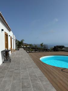 丰卡连特德拉帕尔马Casa El Guinche的房屋旁的庭院设有游泳池
