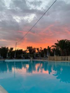 维耶斯泰Appartamenti Vacanze Minervino的一座享有日落美景的大型游泳池