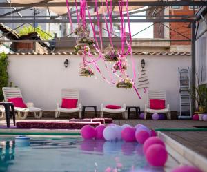 丘斯滕迪尔Family Hotel Ring & Thermal的水中一个有粉色和白色球的游泳池