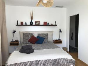 贝勒加德Villa de la Tour的卧室配有带枕头的大型白色床