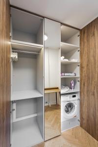 华沙EMILY STUDIO的洗衣房配有洗衣机和烘干机