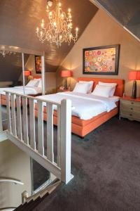 德吕特花卉流庄园酒店的一间设有两张床和吊灯的大卧室