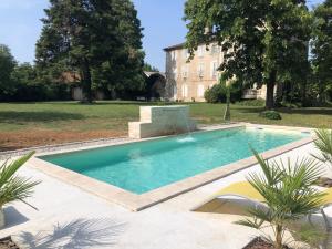 阿利仙Chateau de Vaugelas - Charmant domaine près de Valence的庭院中一个带喷泉的游泳池