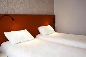 罗德兹宜必思罗德中央酒店的两张睡床彼此相邻,位于一个房间里