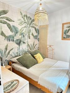滨海卡瓦莱尔Appartement Sea Shell的植物墙间的一张床