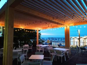 贝拉里亚-伊贾马里纳Hotel Cola Frontemare的一个带桌椅的海景庭院