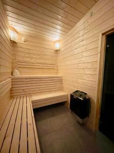 萨比诺瓦Zagaje Pokoje Gościnne的木墙内带长凳的桑拿浴室