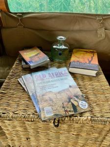 奈瓦沙Echoes of Eden: River Retreat的桌上一篮书和蜡烛