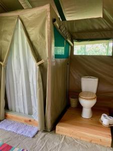 奈瓦沙Echoes of Eden: River Retreat的帐篷内带卫生间的浴室