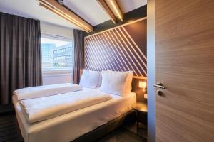 美因河畔法兰克福B&B HOTEL Frankfurt-Niederrad的一间小卧室,配有床和窗户